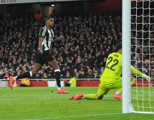 Football - 2024 2025 EFL Carabao League Cup - Semi-Final - First Leg - Arsenal vs Newcastle United - Emirates Stadium - Tuesday 7th January 2025 Alexander Isak of Newcastle United scores his first half goal past goalkeeper, David Raya