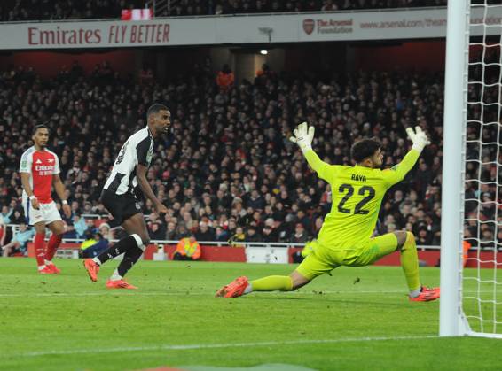 Football - 2024 2025 EFL Carabao League Cup - Semi-Final - First Leg - Arsenal vs Newcastle United - Emirates Stadium - Tuesday 7th January 2025 Alexander Isak of Newcastle United scores his first half goal past goalkeeper, David Raya