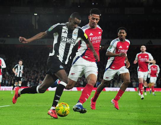 Football - 2024 2025 EFL Carabao League Cup - Semi-Final - First Leg - Arsenal vs Newcastle United - Emirates Stadium - Tuesday 7th January 2025 Alexander Isak of Newcastle United and William Saliba
