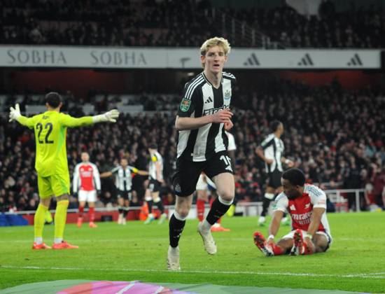 Football - 2024 2025 EFL Carabao League Cup - Semi-Final - First Leg - Arsenal vs Newcastle United - Emirates Stadium - Tuesday 7th January 2025 Anthony Gordon of Newcastle United celebrates scoring goal no 2