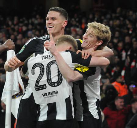 Football - 2024 2025 EFL Carabao League Cup - Semi-Final - First Leg - Arsenal vs Newcastle United - Emirates Stadium - Tuesday 7th January 2025 Anthony Gordon of Newcastle United celebrates scoring goal no 2