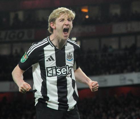 Football - 2024 2025 EFL Carabao League Cup - Semi-Final - First Leg - Arsenal vs Newcastle United - Emirates Stadium - Tuesday 7th January 2025 Anthony Gordon of Newcastle United celebrates scoring goal no 2