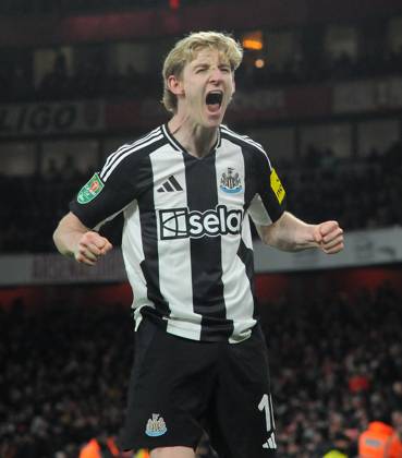Football - 2024 2025 EFL Carabao League Cup - Semi-Final - First Leg - Arsenal vs Newcastle United - Emirates Stadium - Tuesday 7th January 2025 Anthony Gordon of Newcastle United celebrates scoring goal no 2
