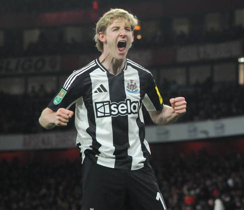 Football - 2024 2025 EFL Carabao League Cup - Semi-Final - First Leg - Arsenal vs Newcastle United - Emirates Stadium - Tuesday 7th January 2025 Anthony Gordon of Newcastle United celebrates scoring goal no 2