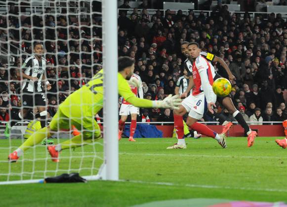 Football - 2024 2025 EFL Carabao League Cup - Semi-Final - First Leg - Arsenal vs Newcastle United - Emirates Stadium - Tuesday 7th January 2025 Alexander Isak of Newcastle United has his shot saved by David Raya, only for Anthony Gordon to score goal no 2 from the rebound