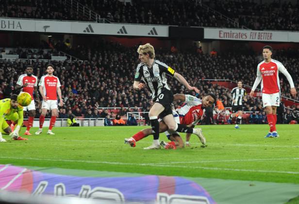 Football - 2024 2025 EFL Carabao League Cup - Semi-Final - First Leg - Arsenal vs Newcastle United - Emirates Stadium - Tuesday 7th January 2025 Anthony Gordon of Newcastle United scoring goal no 2