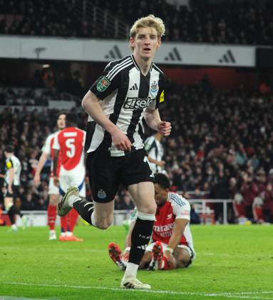 Football - 2024 2025 EFL Carabao League Cup - Semi-Final - First Leg - Arsenal vs Newcastle United - Emirates Stadium - Tuesday 7th January 2025 Anthony Gordon of Newcastle United celebrates scoring goal no 2