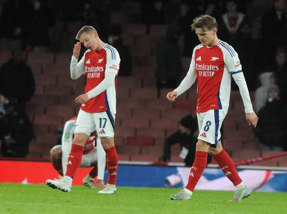 Football - 2024 2025 EFL Carabao League Cup - Semi-Final - First Leg - Arsenal vs Newcastle United - Emirates Stadium - Tuesday 7th January 2025 Dejected Arsenal players, Martin Odegaard and Oleksandr Zinchenko at the final whistle after losing 2-0