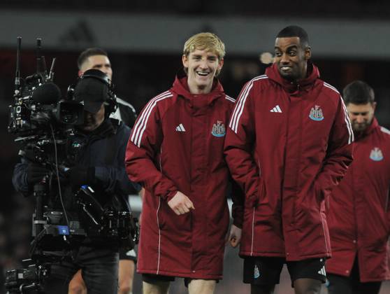 Football - 2024 2025 EFL Carabao League Cup - Semi-Final - First Leg - Arsenal vs Newcastle United - Emirates Stadium - Tuesday 7th January 2025 Goal scorers Anthony Gordon and Alexander Isak of Newcastle United celebrate after the match