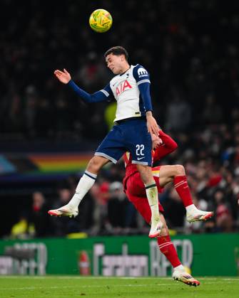 Football - 2024 2025 EFL Carabao League Cup - Semi-Final - First Leg - Tottenham Hotspur vs Liverpool - Tottenham Hotspur - Wednesday 8th January 2025. Tottenham Hotspur s Brennan Johnson holds off the challenge from Liverpool s Kostas Tsimikas. COLORSPORT Ashley Western