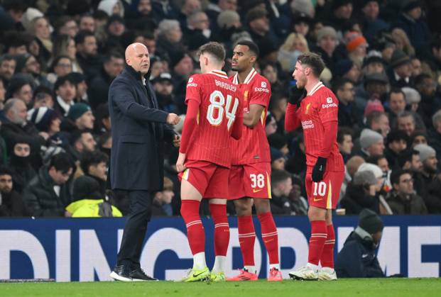 Football - 2024 2025 EFL Carabao League Cup - Semi-Final - First Leg - Tottenham Hotspur vs Liverpool - Tottenham Hotspur - Wednesday 8th January 2025. Liverpool s head coach Arne Slot speaks with Liverpool s Conor Bradley (left), Ryan Gravenberch and Alexis Mac Allister (r). COLORSPORT Ashley Western
