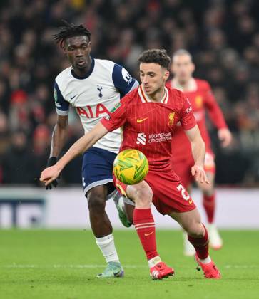 Football - 2024 2025 EFL Carabao League Cup - Semi-Final - First Leg - Tottenham Hotspur vs Liverpool - Tottenham Hotspur - Wednesday 8th January 2025. Liverpool s Diogo Jota holds off the challenge from Tottenham Hotspur s Yves Bissouma. COLORSPORT Ashley Western