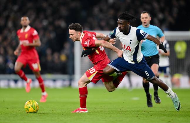 Football - 2024 2025 EFL Carabao League Cup - Semi-Final - First Leg - Tottenham Hotspur vs Liverpool - Tottenham Hotspur - Wednesday 8th January 2025. Liverpool s Diogo Jota holds off the challenge from Tottenham Hotspur s Yves Bissouma. COLORSPORT Ashley Western