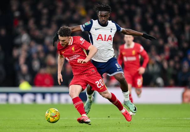 Football - 2024 2025 EFL Carabao League Cup - Semi-Final - First Leg - Tottenham Hotspur vs Liverpool - Tottenham Hotspur - Wednesday 8th January 2025. Liverpool s Diogo Jota holds off the challenge from Tottenham Hotspur s Yves Bissouma. COLORSPORT Ashley Western