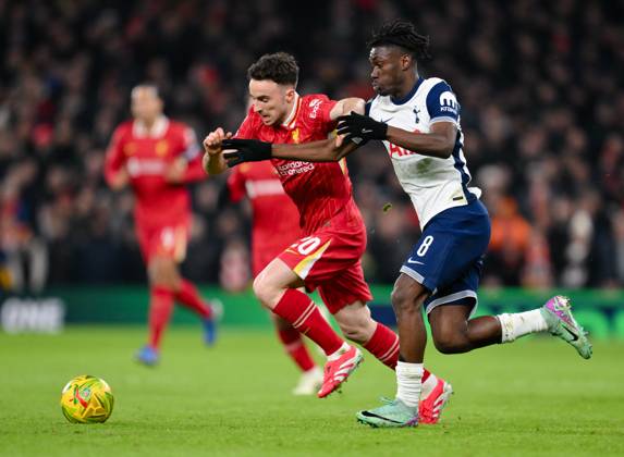 Football - 2024 2025 EFL Carabao League Cup - Semi-Final - First Leg - Tottenham Hotspur vs Liverpool - Tottenham Hotspur - Wednesday 8th January 2025. Liverpool s Diogo Jota holds off the challenge from Tottenham Hotspur s Yves Bissouma. COLORSPORT Ashley Western