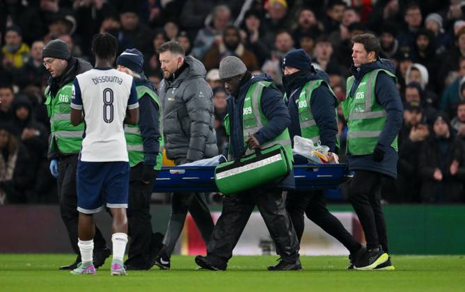 Football - 2024 2025 EFL Carabao League Cup - Semi-Final - First Leg - Tottenham Hotspur vs Liverpool - Tottenham Hotspur - Wednesday 8th January 2025. Tottenham Hotspur s Rodrigo Bentancur leaves the pitch on a stretcher in the first half. COLORSPORT Ashley Western
