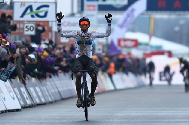 Belgian Thibau Nys celebrates as he crosses the finish line to win the elite men race of the Belgian Cyclocross Championships (11-12 01) on Sunday 12 January 2025 in Heusden-Zolder. DAVIDxPINTENS  x110252904x