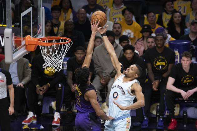 January 13, 2025, Los Angeles, California, United States: San Antonio Spurs Keldon Johnson 0 shoots against Los Angeles Lakers Max Christie 12 during an NBA, Basketball Herren, USA basketball game at Crypto.com Arena. Final score; Spurs 126:102 Lakers Los Angeles United States - ZUMAs197 20250113_aaa_s197_314 Copyright: xRingoxChiux