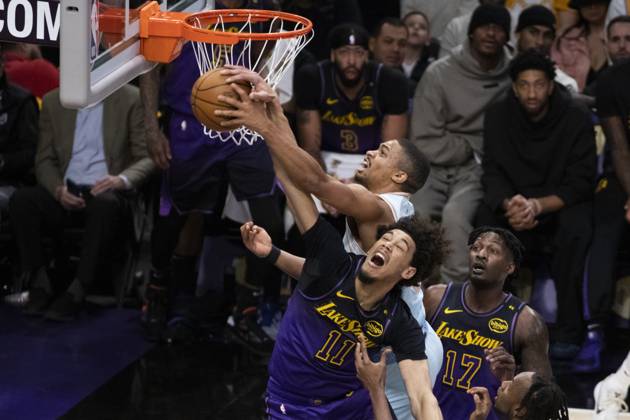 January 13, 2025, Los Angeles, California, United States: Los Angeles Lakers Jaxson Hayes 11 and San Antonio Spurs Keldon Johnson 0 vie for the ball during an NBA, Basketball Herren, USA basketball game at Crypto.com Arena. Final score; Spurs 126:102 Lakers Los Angeles United States - ZUMAs197 20250113_aaa_s197_315 Copyright: xRingoxChiux