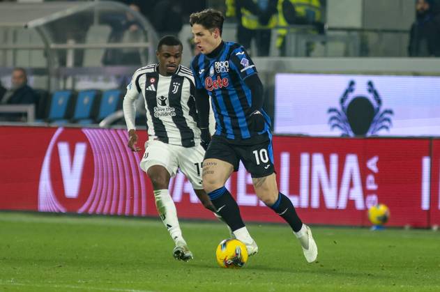 Nicolo Zaniolo of Atalanta BC battle for the ball with Pierre Kalulu of Juventus FC during Atalanta BC vs Juventus FC, 19° Serie A Enilive 2024-25 game at Gewiss stadium in Bergamo (BG), Italy, on January 14, 2025. Copyright: xDavidexCasentini IPAxSportx xipa-agency.netx xx IPA_53002048 IPA_Agency_IPA53002048