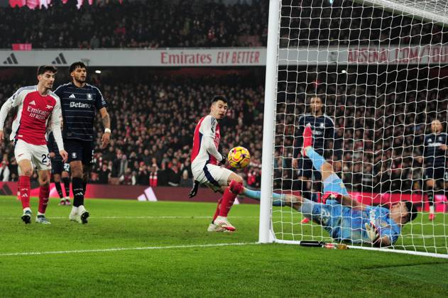Football - 2024 2025 Premier League - Arsenal vs Aston Villa - Emirates Stadium - Saturday 18th January 2025 Gabriel Martinelli of Arsenal scores his first half goal as Emiliano Martinez tries in vain to stop the ball crossing the line COLORSPORT Andrew Cowie