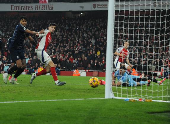 Football - 2024 2025 Premier League - Arsenal vs Aston Villa - Emirates Stadium - Saturday 18th January 2025 Leandro Trossard of Arsenal shoots just wide past goalkeeper, Emiliano Martinez COLORSPORT Andrew Cowie