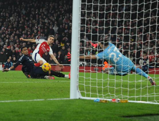Football - 2024 2025 Premier League - Arsenal vs Aston Villa - Emirates Stadium - Saturday 18th January 2025 Leandro Trossard of Arsenal shoots just wide past goalkeeper, Emiliano Martinez COLORSPORT Andrew Cowie