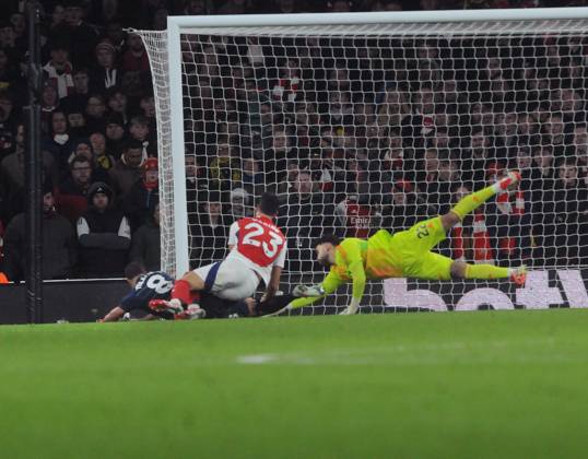 Football - 2024 2025 Premier League - Arsenal vs Aston Villa - Emirates Stadium - Saturday 18th January 2025 Youri Tielemans of Aston Villa scores goal no 1 past the diving David Raya of Arsenal COLORSPORT Andrew Cowie