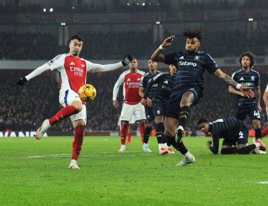 Football - 2024 2025 Premier League - Arsenal vs Aston Villa - Emirates Stadium - Saturday 18th January 2025 Gabriel Martinelli of Arsenal shoots past Tyrone Mings COLORSPORT Andrew Cowie