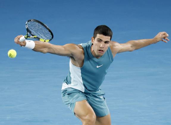 Tennis: Australian Open Carlos Alcaraz of Spain plays against Novak Djokovic of Serbia in the men s singles quarterfinals at the Australian Open tennis tournament in Melbourne on Jan. 21, 2025. A14AA0004021085P