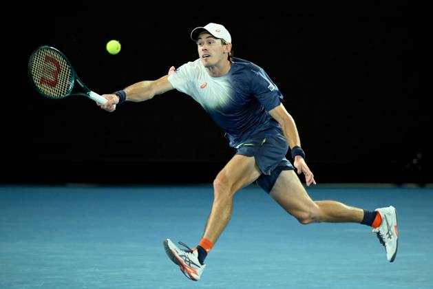 TENNIS AUSTRALIAN OPEN, Alex de Minaur of Australia returns during his quarterfinal match against Jannik Sinner of Italy during the 2025 Australian Open at Melbourne Park in Melbourne, Wednesday, January 22, 2025. ( NO ARCHIVING, EDITORIAL USE ONLY, NO USE IN BOOKS WITHOUT CONSENT MELBOURNE VICTORIA AUSTRALIA Copyright: xJOELxCARRETTx 20250122131848710227
