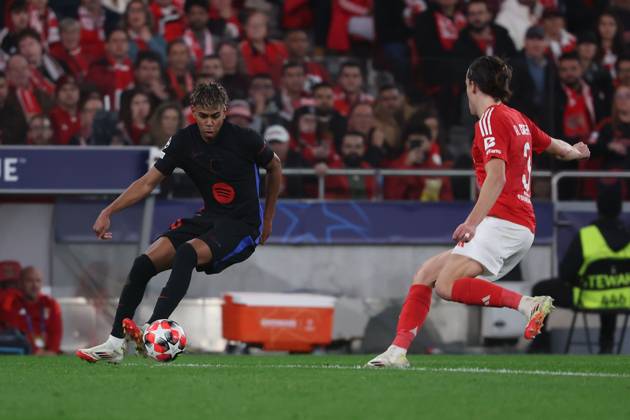 Portugal, Estadio do SL Benfica Lisbon 21. January 2025 Uefa Champions League phase 2024 25 Matchday 7, S.L.Benfica - FC Barcelona, Barca v.l., Lamine Yamal (FC Barcelona), Alvaro Fernandez Carreras (S.L.Benfica), Zweikampf, Action, Aktion, Battles for the Ball Copyright: JoaquimxFerreira