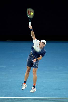 TENNIS AUSTRALIAN OPEN, Alex de Minaur of Australia serves during his quarterfinal match against Jannik Sinner of Italy during the 2025 Australian Open at Melbourne Park in Melbourne, Wednesday, January 22, 2025. ( NO ARCHIVING, EDITORIAL USE ONLY, NO USE IN BOOKS WITHOUT CONSENT MELBOURNE VICTORIA AUSTRALIA Copyright: xJAMESxROSSx 20250122194123404420