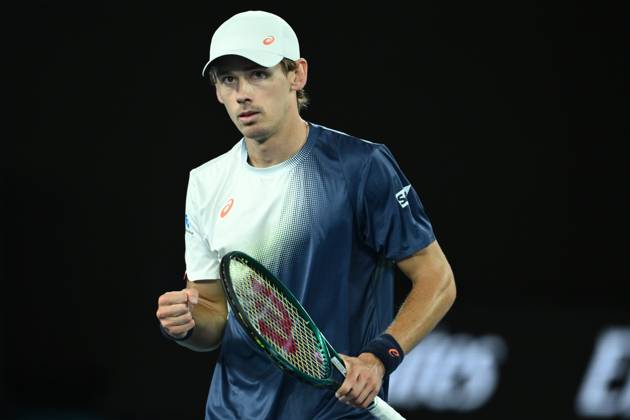 TENNIS AUSTRALIAN OPEN, Alex de Minaur of Australia reacts during his quarterfinal match against Jannik Sinner of Italy during the 2025 Australian Open at Melbourne Park in Melbourne, Wednesday, January 22, 2025. ( NO ARCHIVING, EDITORIAL USE ONLY, NO USE IN BOOKS WITHOUT CONSENT MELBOURNE VICTORIA AUSTRALIA Copyright: xJOELxCARRETTx 20250122118943368455