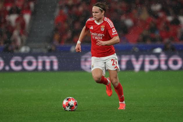 Portugal, Estadio do SL Benfica Lisbon 21 January 2025 Uefa Champions League phase 2024 25 Matchday 7, S L Benfica FC Barcelona v l , Andreas Schjelderup S L Benfica on the ball, cropped image, single image, full body, action, action, game scene Copyright: JoaquimxFerreira