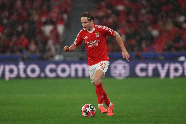 Portugal, Estadio do SL Benfica Lisbon 21 January 2025 Uefa Champions League phase 2024 25 Matchday 7, S L Benfica FC Barcelona v l , Andreas Schjelderup S L Benfica on the ball, cropped image, single image, full body, action, action, game scene Copyright: JoaquimxFerreira