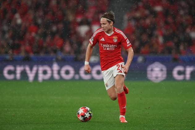 Portugal, Estadio do SL Benfica Lisbon 21 January 2025 Uefa Champions League phase 2024 25 Matchday 7, S L Benfica FC Barcelona v l , Andreas Schjelderup S L Benfica on the ball, cropped image, single image, full body, action, action, game scene Copyright: JoaquimxFerreira