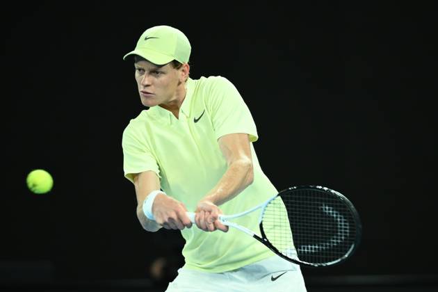 TENNIS AUSTRALIAN OPEN, Alex de Minaur of Australia returns during his quarterfinal match against Jannik Sinner of Italy during the 2025 Australian Open at Melbourne Park in Melbourne, Wednesday, January 22, 2025. ( NO ARCHIVING, EDITORIAL USE ONLY, NO USE IN BOOKS WITHOUT CONSENT MELBOURNE VICTORIA AUSTRALIA Copyright: xJOELxCARRETTx 20250122112876521648
