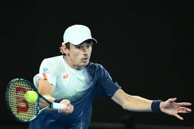 TENNIS AUSTRALIAN OPEN, Alex de Minaur of Australia returns during his quarterfinal match against Jannik Sinner of Italy during the 2025 Australian Open at Melbourne Park in Melbourne, Wednesday, January 22, 2025. ( NO ARCHIVING, EDITORIAL USE ONLY, NO USE IN BOOKS WITHOUT CONSENT MELBOURNE VICTORIA AUSTRALIA Copyright: xJOELxCARRETTx 20250122113876146256