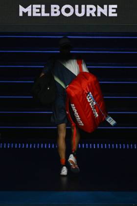 TENNIS AUSTRALIAN OPEN, Alex de Minaur of Australia leaves the court following his quarterfinal loss toJannik Sinner of Italy during the 2025 Australian Open at Melbourne Park in Melbourne, Wednesday, January 22, 2025. ( NO ARCHIVING, EDITORIAL USE ONLY, NO USE IN BOOKS WITHOUT CONSENT MELBOURNE VICTORIA AUSTRALIA Copyright: xJAMESxROSSx 20250122154010312792