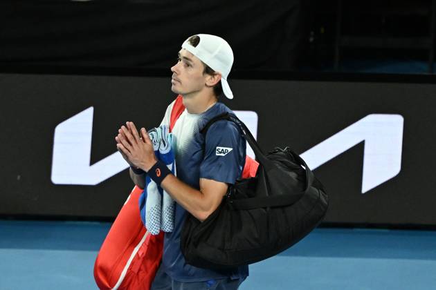 TENNIS AUSTRALIAN OPEN, Alex de Minaur of Australia leaves the court following his quarterfinal loss toJannik Sinner of Italy during the 2025 Australian Open at Melbourne Park in Melbourne, Wednesday, January 22, 2025. ( NO ARCHIVING, EDITORIAL USE ONLY, NO USE IN BOOKS WITHOUT CONSENT MELBOURNE VICTORIA AUSTRALIA Copyright: xJAMESxROSSx 20250122187783486072