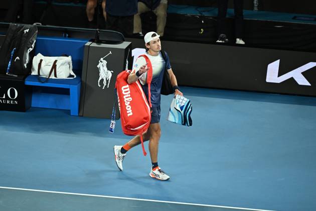 TENNIS AUSTRALIAN OPEN, Alex de Minaur of Australia leaves the court following his quarterfinal loss toJannik Sinner of Italy during the 2025 Australian Open at Melbourne Park in Melbourne, Wednesday, January 22, 2025. ( NO ARCHIVING, EDITORIAL USE ONLY, NO USE IN BOOKS WITHOUT CONSENT MELBOURNE VICTORIA AUSTRALIA Copyright: xJAMESxROSSx 20250122199888663065