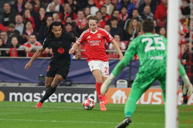 Portugal, Estadio do SL Benfica Lisbon 21 January 2025 Uefa Champions League phase 2024 25 Matchday 7, S L Benfica FC Barcelona v l Jules Kounde FC Barcelona , Andreas Schjelderup SL Benfica Copyright: HMBxMedia FernandoxSoares