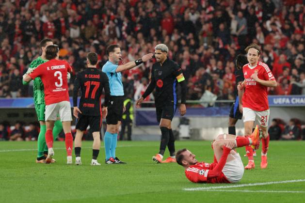 Portugal, Estadio do SL Benfica Lisbon 21 January 2025 Uefa Champions League phase 2024 25 Matchday 7, S L Benfica FC Barcelona v l Penalty indicated by the referee for SL Benfica , Alvaro Carreras SL Benfica , Marc Casado FC Barcelona , Ronald Araujo FC Barcelona , Andreas Schjelderup SL Benfica Copyright: HMBxMedia FernandoxSoares