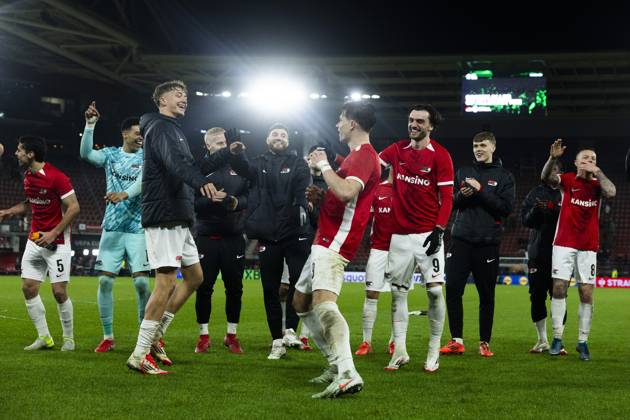ALKMAAR - (l-r) Sven Mijnans of AZ Alkmaar, Wouter Goes of AZ Alkmaar, Troy Parrott of AZ celebrate the 1-0 victory after the UEFA Europa League match between AZ Alkmaar and AS Roma at the AFAS stadium on Jan. 23, 2025 in Alkmaar, Netherlands. ANP KOEN VAN WEEL UEFA Europa League 2024 25 League Phase MD7 2024 25 xVIxANPxSportx xxANPxIVx 518168235 originalFilename: 518168235