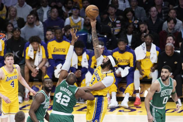 January 23, 2025, Los Angeles, California, United States: Los Angeles Lakers Anthony Davis 3 shoots against Boston Celtics Al Horford 42 during an NBA, Basketball Herren, USA basketball game at Crypto.com Arena. Final score; Lakers 117:96 Celtics Los Angeles United States - ZUMAs197 20250123_aaa_s197_385 Copyright: xRingoxChiux