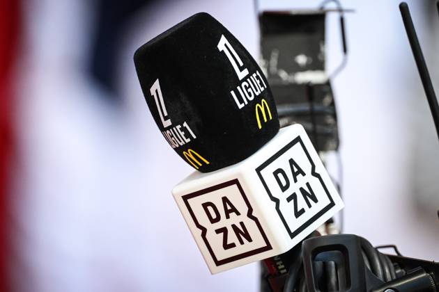 October 5, 2024, Villeneuve-D ascq, France, France: Illustration of the microphone with the official Ligue 1 McDonald s and DAZN logo during the Ligue 1 match between Lille OSC (LOSC) and Toulouse FC at Pierre Mauroy Stadium on October 05, 2024 in Villeneuve-d Ascq near Lille, France. Villeneuve-D ascq France - ZUMAm308 20241005_zsp_m308_023 Copyright: xMatthieuxMirvillex