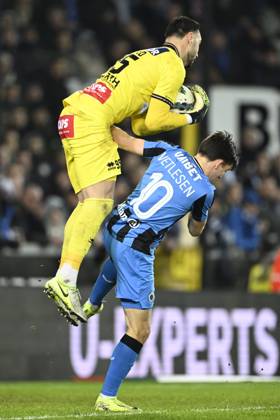 Club Brugge v KV Kortrijk - Jupiler Pro League BRUGGE, BELGIUM - JANUARY 25 : Pirard Lucas goalkeeper of KV Kortrijk jumps over Vetlesen Hugo midfielder of Club Brugge during the Jupiler Pro League match between Club Brugge and KV Kortrijk on January 25, 2025 in Brugge, Belgium, 25 01 2025 Brugge Belgium Copyright: xNicoxVereeckenx