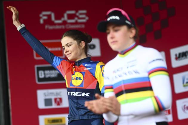 UCI Cyclocross World Cup Hoogerheide 2025 HOOGERHEIDE, THE NETHERLANDS - JANUARY 26 : HOLMGREN Isabella , Backstedt Zoe (GBR) of Canyon - Sram Racing pictured during the podium ceremony under 23 of the 12th and final leg of the UCI Cyclocross World Cup series 2024-2025 in Hoogerheide, The Netherlands, 26 01 2025 Hoogerheide The Netherlands  Copyright: xGvgx