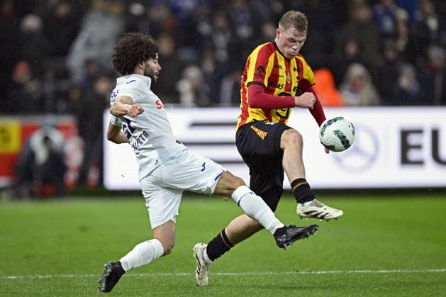 RSC Anderlecht v KV Mechelen - Jupiler Pro League ANDERLECHT, BELGIUM - JANUARY 26 : Huerta Cesar midfielder of RSC Anderlecht in action with Welsh Stephen defender of KV Mechelen during the Jupiler Pro League match between RSC Anderlecht and KV Mechelen on January 26, 2025 in Anderlecht, Belgium, 26 01 2025 Anderlecht Belgium Copyright: xNicoxVereeckenx